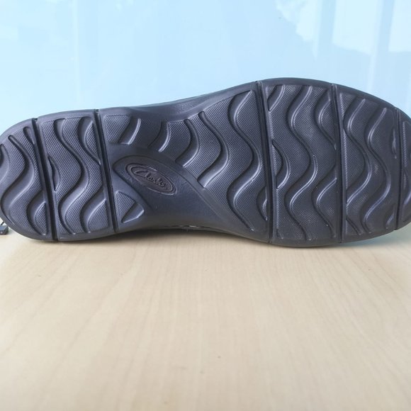 CLARKS MEN'S LAMBETH LOAFER / SLIP ON - Picture 4 of 6